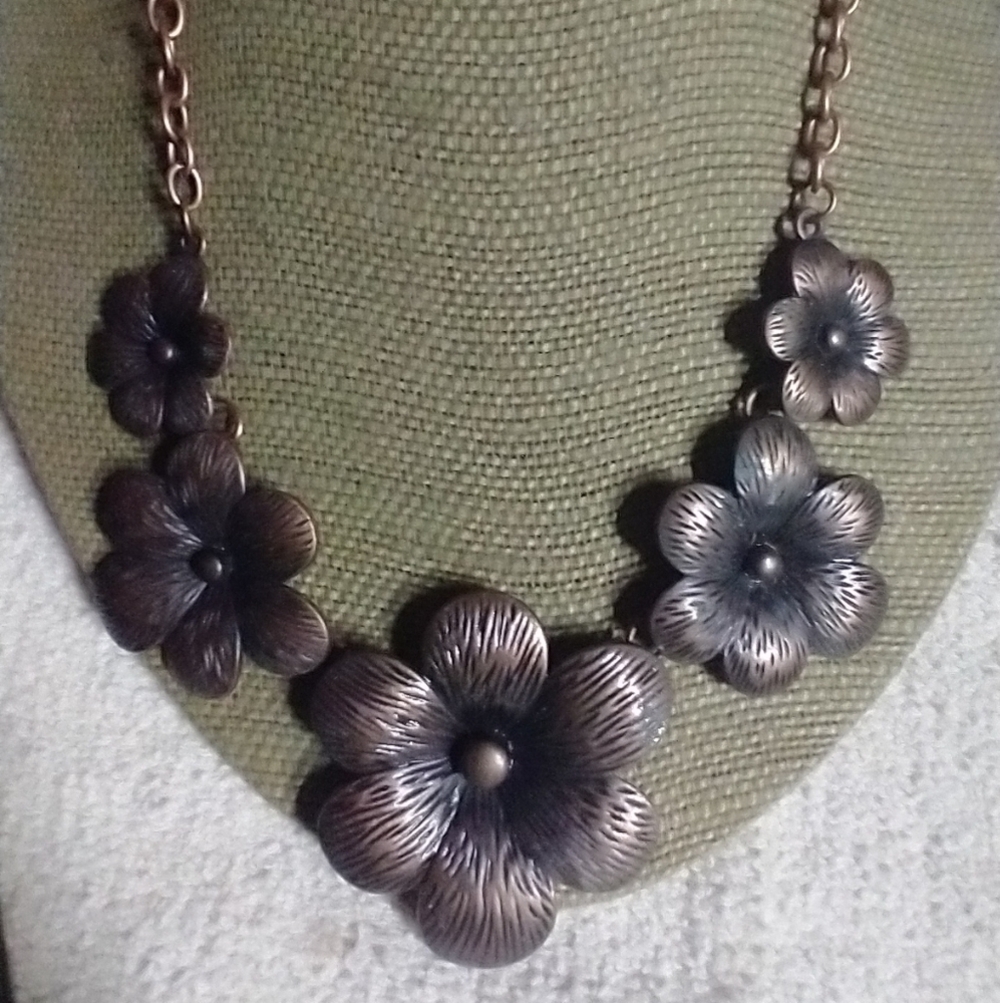 Goldtone flower floral large necklace 🌺🌹